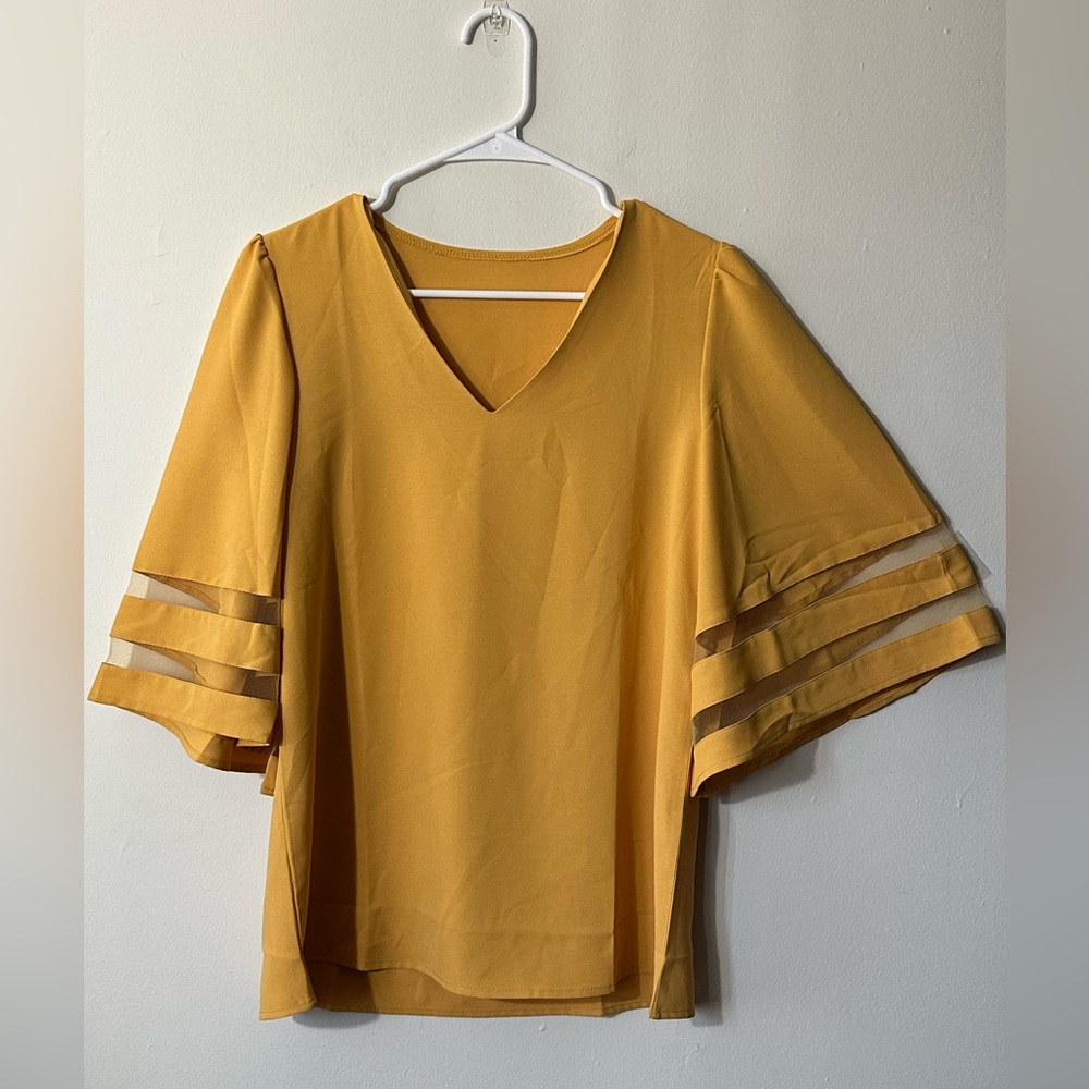 NWOT 3/4 Bell sleeve blouse